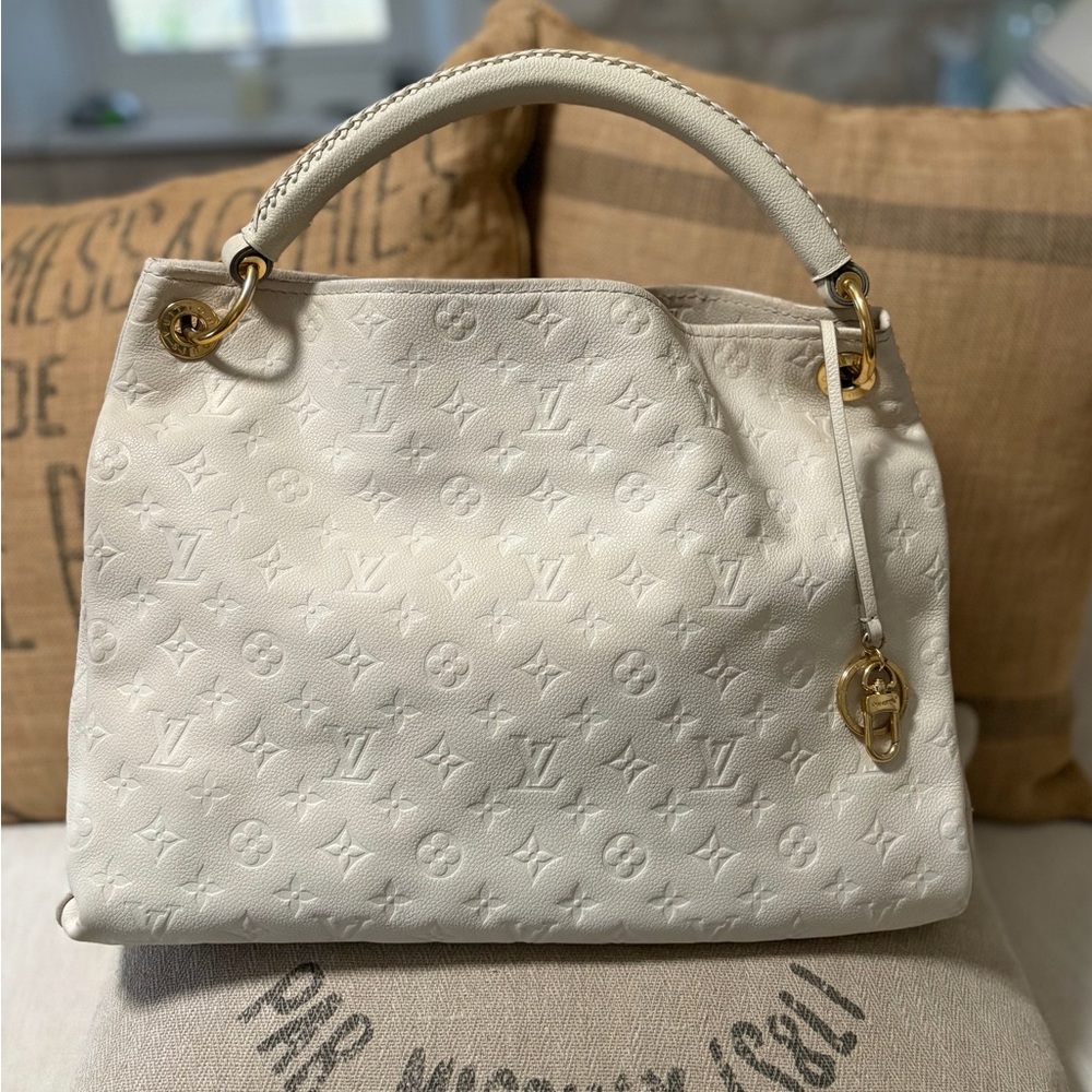 💯% Guaranteed Authentic Louis Vuitton Artsy MM. BIG PRICE DROP!!!